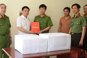 Đồng chí Nguyễn Văn Thắng, Ủy viên Trung ương Đảng, Bí thư Tỉnh ủy tỉnh Điện Biên động viên, chúc mừng các lực lượng phá thành công chuyên án.