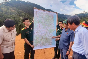 Phó Chủ tịch Quốc hội Trần Quang Phương xem họa đồ tuyến đường Trường Sơn Đông trong chuyến khảo sát.