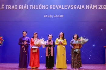 Trao Giải thưởng Kovalevskaia năm 2021 tặng 2 nhà khoa học nữ.