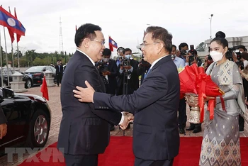 Chủ tịch Quốc hội Vương Đình Huệ và Chủ tịch Quốc hội Cộng hòa Dân chủ Nhân dân Lào Saysomphone Phomvihane tại lễ đón. (Ảnh: Doãn Tấn/TTXVN)