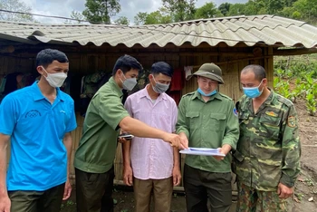 Cán bộ Ban Quản lý rừng phòng hộ Pá Khoang tuyên truyền lợi ích bảo vệ rừng đến người dân xã Mường Phăng, thành phố Điện Biên Phủ.