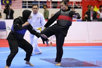 Trận chung kết nội dung đối kháng hạng 70-75 kg là cuộc chạm chán giữa võ sĩ Quàng Thị Thu Nghĩa (Việt Nam-đỏ) và võ sĩ Siti Rahmah Binti Mohamed Nasir (Malaysia-xanh).