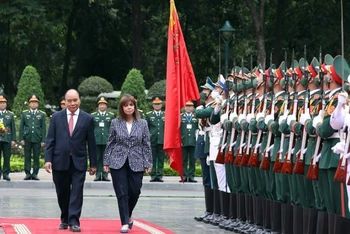 Chủ tịch nước Nguyễn Xuân Phúc và Tổng thống Hy Lạp Katerina Sakellaropoulou duyệt Đội danh dự Quân đội nhân dân Việt Nam. (Ảnh: TTXVN)