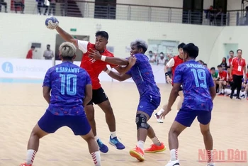 Pha đi bóng của cầu thủ Nur Aziman Bin Rosta (số 78) đội tuyển nam bóng ném trong nhà Singapore.