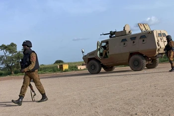 Các binh sĩ Burkina Faso canh giữ các vị trí gần căn cứ quân sự Naaba Koom ở thủ đô Ouagadougou. (Ảnh tư liệu: Reuters)