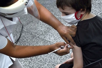Tiêm vaccine phòng Covid-19 cho trẻ em tại 1 trường học ở thủ đô La Habana, Cuba. (Ảnh minh họa: Tân Hoa Xã)