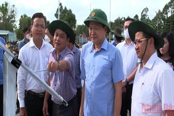 Phó Thủ tướng Lê Minh Khái kiểm tra công trình đường nối Cách mạng Tháng Tám với đường tỉnh 918 trên địa bàn TP Cần Thơ. (Ảnh: THANH TÂM)