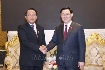 Chủ tịch Quốc hội Vương Đình Huệ tiếp đồng chí Bounchom Ubonpaseuth, Bộ trưởng Tài chính Lào. (Ảnh: Doãn Tấn/TTXVN)