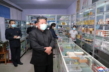 Nhà lãnh đạo Kim Jong-un kiểm tra nhà thuốc tại thủ đô Bình Nhưỡng. (Ảnh do KCNA công bố ngày 15/5)