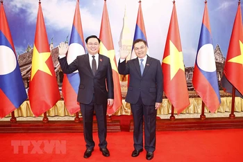 Chủ tịch Quốc hội Vương Đình Huệ và Chủ tịch Quốc hội Lào Saysomphone Phomvihane tại lễ đón. (Ảnh: Doãn Tấn/TTXVN)