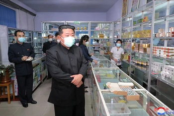 Nhà lãnh đạo Triều Tiên Kim Jong-un đeo khẩu trang trong lúc kiểm tra một hiệu thuốc tại Bình Nhưỡng. Ảnh do KCNA công bố ngày 15/5/2022.