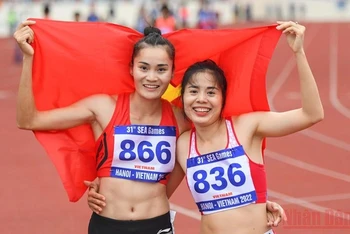 Nguyễn Thị Huyền (phải) và Quách Thị Lan vui mừng sau khi hoàn thành phần thi ở nội dung 400m nữ. (Ảnh: THÀNH ĐẠT)