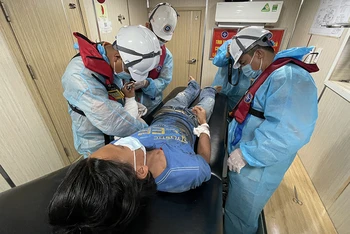 Sơ cứu y tế cho nạn nhân bị tai nạn trên biển. 