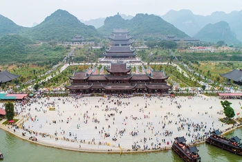 Khu du lịch quốc gia Tam Chúc thu hút hàng triệu lượt khách tham quan mỗi năm.