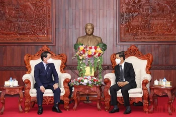 Đồng chí Sinlavong Khoutphaythoune (phải) tiếp Bộ trưởng, Chủ nhiệm Ủy ban Dân tộc Hầu A Lềnh (Ảnh: Xuân Sơn).