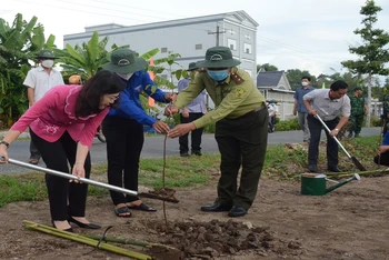 Đồng chí Lê Thị Ái Nam, Phó Bí thư Thường trực Tỉnh ủy Bạc Liêu (người thứ nhất từ trái qua) trực tiếp trồng nhiều cây xanh tại buổi lễ.