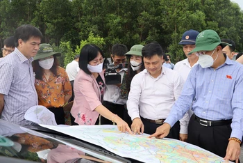 Đoàn công tác Ủy ban Kinh tế của Quốc hội khảo sát tại khu vực nút giao giữa đường cao tốc Biên Hòa-Vũng Tàu với tuyến đường kết nối Cảng hàng không quốc tế Long Thành.
