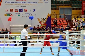 Vận động viên Trần Văn Thảo (găng xanh) của đội boxing Việt Nam trong trận đấu với vận động viên Indonesia.