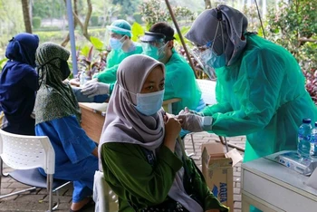 Nhân viên y tế tiêm vaccine ngừa Covid-19 cho người dân tại Jakarta, Indonesia, ngày 8/7/2021. (Ảnh: Reuters)