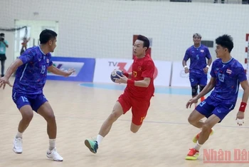 Pha đi bóng của cầu thủ Nguyễn Văn Trọng (số 17), đội tuyển nam bóng ném trong nhà Việt Nam.
