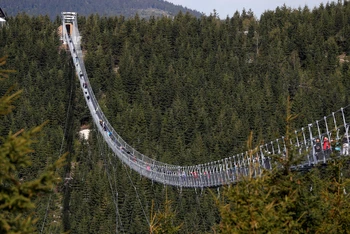 Cây cầu treo bộ hành dài nhất thế giới ở Pardubice, Cộng hòa Séc. (Ảnh: Reuters)