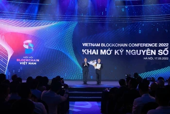 Thứ trưởng Nội vụ Vũ Chiến Thắng trao quyết định thành lập Hiệp hội Blockchain Việt Nam cho ông Hoàng Văn Huây, Chủ tịch Hiệp hội.