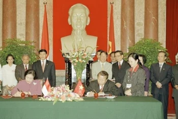 Chủ tịch nước Trần Đức Lương vài Tổng thống Indonesia Megawati Sukarnoputri ký Tuyên bố về khuôn khổ hợp tác hữu nghị và toàn diện giữa hai nước Việt Nam-Indonesia bước vào thế kỷ 21, hồi năm 2003. (Ảnh: Nguyễn Khang/TTXVN)