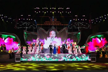 Sân khấu đêm khai mạc Lễ hội làng Sen 2022.