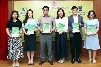 Đại diện Quỹ Bảo trợ trẻ em Việt Nam và nhóm tác giả giới thiệu sách (Ảnh: Mạnh Đức).