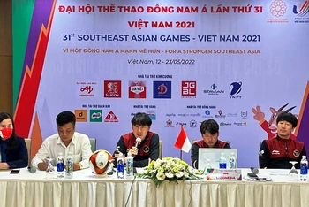 HLV Shin Tae Yong của đội tuyển U23 Indonesia trả lời các phóng viên trong buổi họp báo tại khách sạn Nam Cường, tỉnh Nam Định.