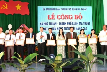 Lãnh đạo thành phố Buôn Ma Thuột trao tặng Giấy khen cho các tập thể, cá nhân xã Hòa Thuận có thành tích xuất sắc trong tham gia xây dựng nông thôn mới nâng cao ở địa phương.