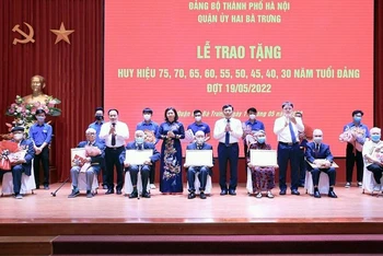 Phó Bí thư Thường trực Thành ủy Hà Nội Nguyễn Thị Tuyến trao Huy hiệu 75 năm tuổi Đảng cho các đảng viên quận Hai Bà Trưng. 