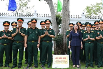 Phó Chủ tịch nước Võ Thị Ánh Xuân trồng cây lưu niệm tại Binh đoàn 12.
