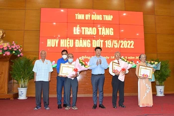 Bí thư Tỉnh ủy Đồng Tháp Lê Quốc Phong trao Huy hiệu Đảng cho các đảng viên.