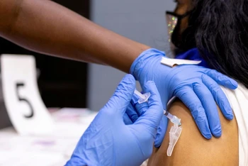 Nhân viên y tế tiêm vaccine phòng Covid-19 cho người dân tại Philadelphia, Pennsylvania, Mỹ, ngày 18/5/2021. (Ảnh: Reuters)