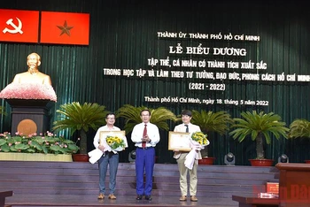 Đồng chí Nguyễn Văn Nên trao bằng khen của Thủ tướng Chính phủ cho tập thể, cá nhân xuất sắc.