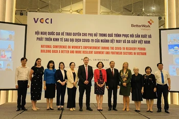 Các đại biểu Việt Nam và quốc tế tham dự hội nghị.