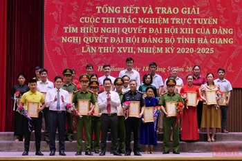 Các đồng chí lãnh đạo tỉnh Hà Giang trao giải cho các cá nhân đạt giải Cuộc thi trắc nghiệm trực tuyến tìm hiểu nghị quyết của Đảng.
