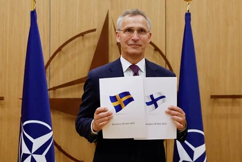 Tổng Thư ký NATO Jens Stoltenberg tiếp nhận đơn xin gia nhập liên minh quân sự của Thụy Điển và Phần Lan, tại Brussels (Bỉ) ngày 18/5/2022. (Ảnh: Reuters)