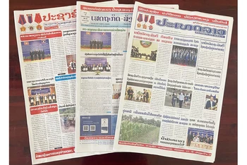 Báo chí Lào ngày 18/5 đưa nhiều tin, bài, ảnh về chuyến thăm. (Ảnh: Duy Toàn)