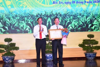 Bí thư Đảng ủy xã Bình Thành, huyện Giồng Trôm (Bến Tre) Đào Văn Hội nhận Huân chương Lao động hạng ba.