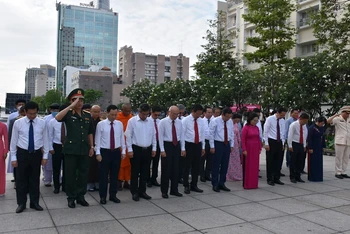 Các đồng chí lãnh đạo Thành phố Hồ Chí Minh dành phút mặc niệm tưởng nhớ công lao to lớn của Chủ tịch Hồ Chí Minh tại Công viên Tượng đài Chủ tịch Hồ Chí Minh. (Ảnh: Nguyễn Nam) 