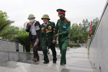 Rất nhiều cựu binh là chiến sĩ Điện Biên phải nhờ con cháu dìu bước đến dự lễ khánh thành Đền thờ liệt sĩ trên đồi F.