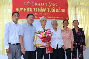 Bí thư Tỉnh ủy Cà Mau trao Huy hiệu 75 năm tuổi Đảng cho đảng viên cao niên xã Tân Lộc, huyện Thới Bình vào chiều 18/5.