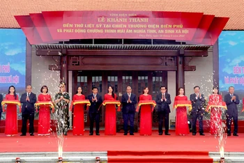 Chủ tịch nước Nguyễn Xuân Phúc cùng các đại biểu cắt băng khánh thành Đền thờ liệt sĩ tại chiến trường Điện Biên Phủ.