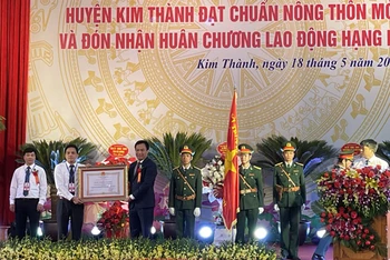 Thừa ủy quyền của Chủ tịch nước, đồng chí Triệu Thế Hùng, Chủ tịch UBND tỉnh Hải Dương trao tặng huyện Kim Thành Huân chương Lao động hạng Ba.