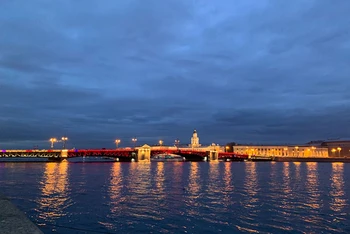 Cầu Cung điện ở Saint Petersburg được chiếu sáng bằng màu Quốc kỳ Việt Nam trong đêm 17/5.