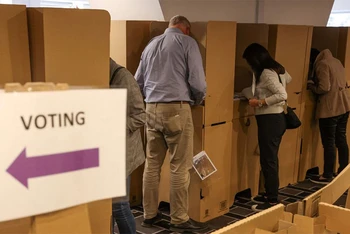 Cử tri bỏ phiếu tại một trung tâm bỏ phiếu sớm của AEC ở Sydney, Australia, ngày 17/5. (Ảnh: Reuters)