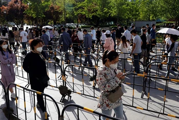 Người dân xếp hàng chờ bên ngoài khu vực làm xét nghiệm tại Bắc Kinh, Trung Quốc, ngày 26/4. (Ảnh: Reuters)