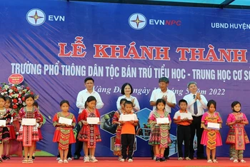 Lãnh đạo Tổng Công ty Điện lực Miền Bắc, Công ty Điện lực Điện Biên trao học bổng tặng học sinh nghèo xã Vàng Đán.